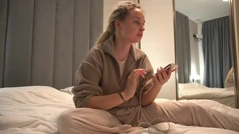 katedoe online show from March 11, 1:23 pm