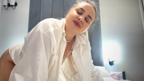 katedoe online show from March 9, 7:59 pm