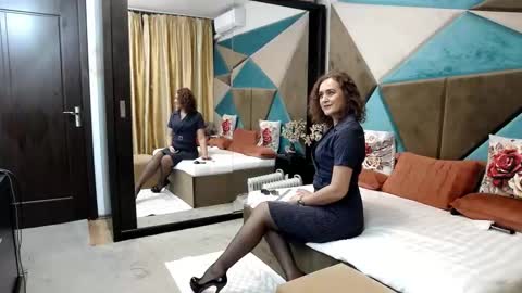 KateQueenston --  online show from November 20, 8:06 pm