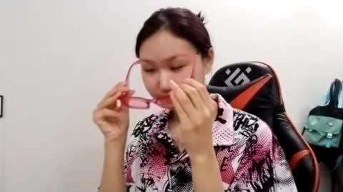 Ellie online show from April 29, 5:51 pm