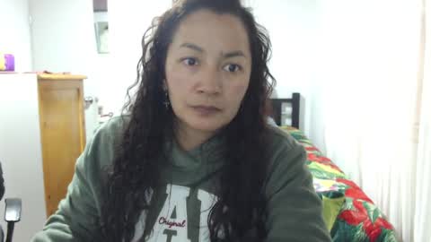  Khawit  online show from April 14, 7:39 pm