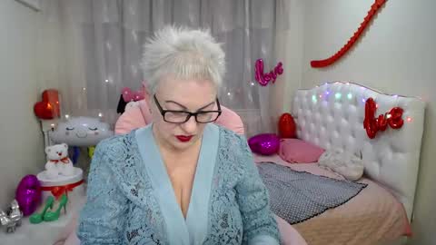 kaylesmoll online show from February 15, 2:58 am