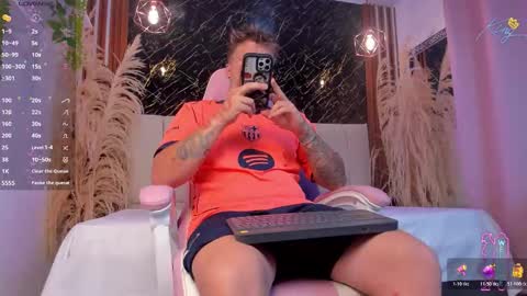 keane_lee_ online show from March 18, 12:22 pm