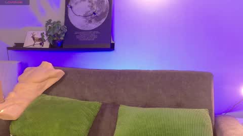   online show from April 8, 9:01 am