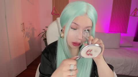 Kendall  online show from November 17, 8:55 pm