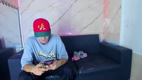 kevinperlas_ online show from November 26, 8:49 pm