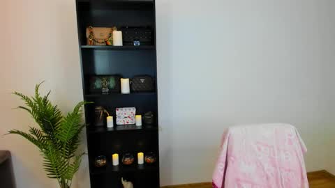 Khloe online show from March 12, 4:44 pm