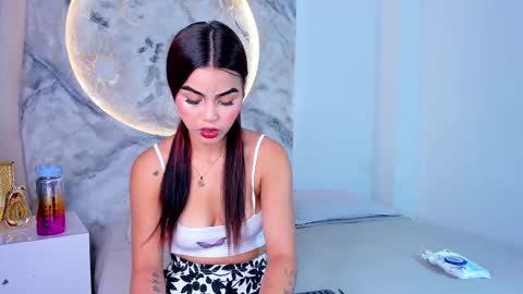 Kimberly Loren online show from November 11, 8:44 pm