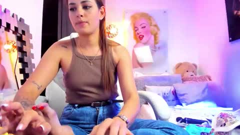 kimmberly_saenz_ online show from October 21, 10:46 pm