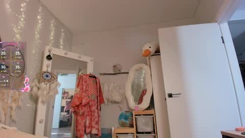 little vampire online show from April 10, 6:30 am