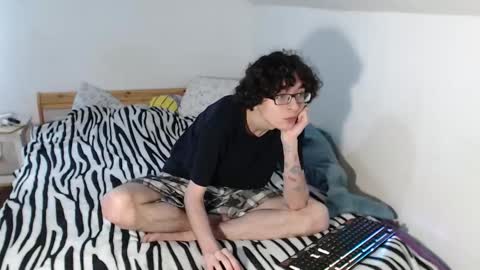 Snapshot of kiriae21 chatting on October 27, 11:21 am Alan online show from October 27, 11:21 am