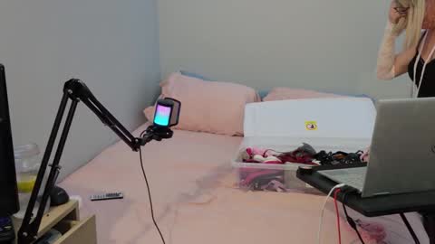 Snapshot of kirkcammerman1 chatting on February 26, 8:06 am Onya online show from February 26, 8:06 am