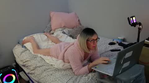 Snapshot of kirkcammerman1 chatting on December 29, 8:22 am Onya online show from December 29, 8:22 am