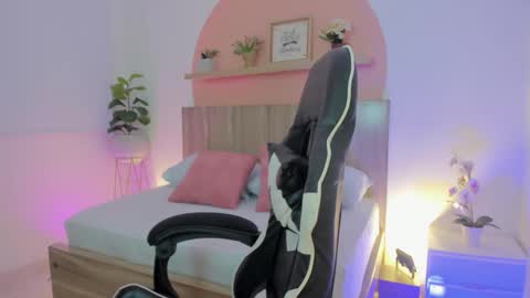 kitty444_ online show from November 18, 8:23 pm