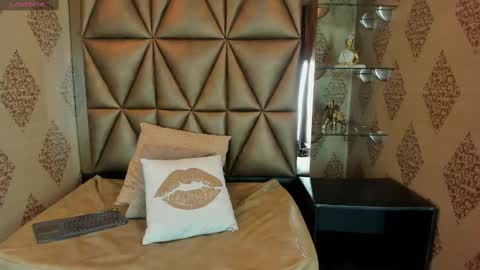 kittyvelvet_ online show from March 6, 12:19 pm