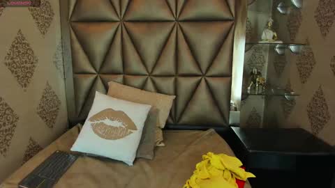 kittyvelvet_ online show from March 7, 12:34 pm