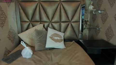 kittyvelvet_ online show from March 11, 6:08 pm