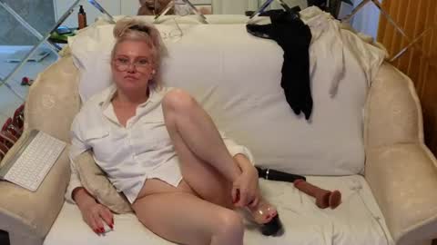 ALYONA online show from March 8, 12:30 pm