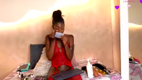 K L O E online show from November 8, 7:39 pm