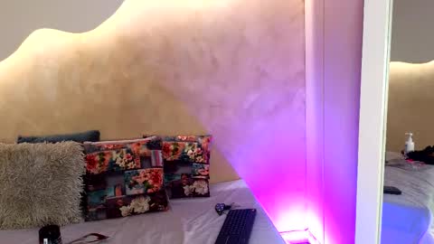 K L O E online show from November 21, 7:45 pm