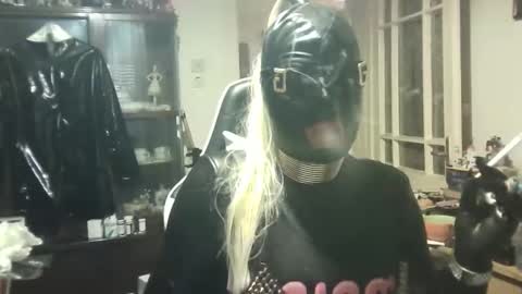 LatexPeti online show from April 2, 3:19 pm