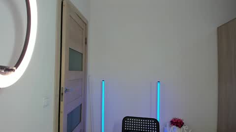 kristinfeiver online show from December 29, 12:30 am