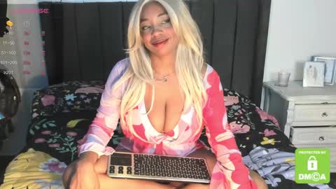 kylie white boobs online show from January 31, 4:27 pm