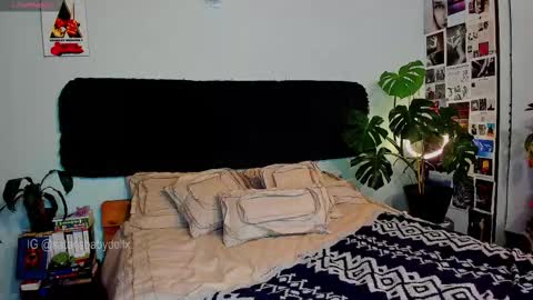 Snapshot of la_briela chatting on September 13, 1:41 am    Help me reach 50 likes online show from September 13, 1:41 am