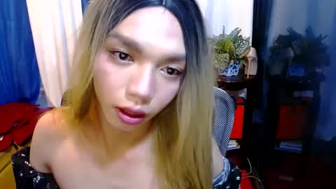 Snapshot of la_ura chatting on January 10, 11:18 pm Laura online show from January 10, 11:18 pm