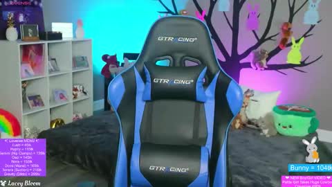 Lacey Bloom online show from April 16, 1:28 am