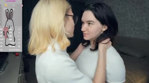Violet and Isabel online show from May 14, 7:23 pm