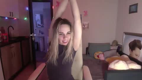 Snapshot of lady_smile69 chatting on October 24, 8:09 pm lady_smile69 online show from October 24, 8:09 pm