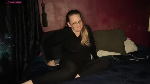 Snapshot of ladykiva_n_hubz chatting on October 8, 3:45 am ladykiva_n_hubz online show from October 8, 3:45 am