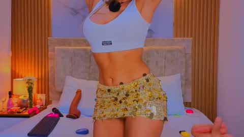 laiamilf online show from March 7, 7:52 am