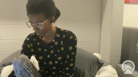 lalunevelvet online show from February 10, 9:25 am