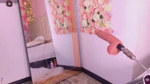 Lara Gill online show from April 14, 8:45 pm