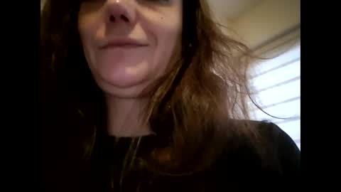 Snapshot of laraa333 chatting on February 25, 6:36 am Little online show from February 25, 6:36 am