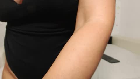 larataylorrr online show from September 15, 5:53 am