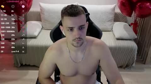 Snapshot of larstar01 chatting on October 4, 9:34 pm Lars online show from October 4, 9:34 pm