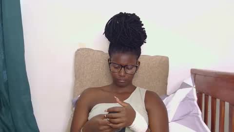 latiffaah_xx online show from April 12, 12:20 pm