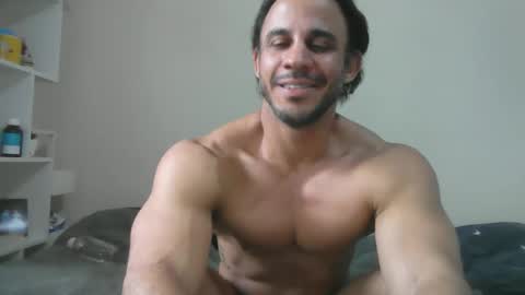 latino_rodri online show from May 13, 5:11 pm