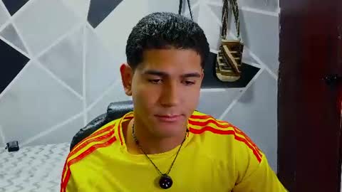 latinohotboy_ online show from June 18, 12:10 pm