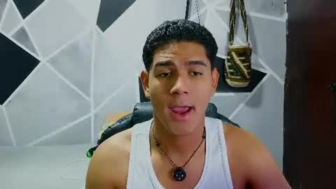 latinohotboy_ online show from June 25, 12:43 pm