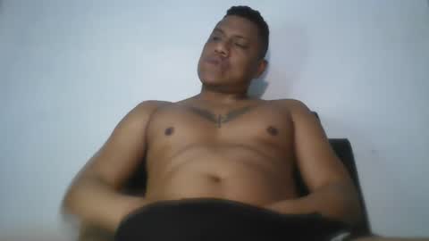Snapshot of latinrayf chatting on October 23, 2:40 pm latinrayf online show from October 23, 2:40 pm