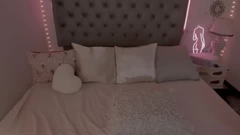 Laura online show from December 2, 11:47 pm