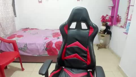 laura_hon11 online show from May 3, 1:39 pm