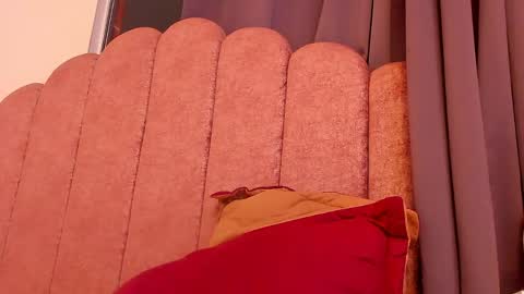 LAURA SOE online show from April 17, 1:08 am