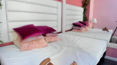 Laura online show from April 15, 1:25 pm