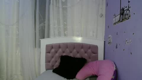 Snapshot of lauracb_ chatting on January 12, 8:25 am lauracb          online show from January 12, 8:25 am