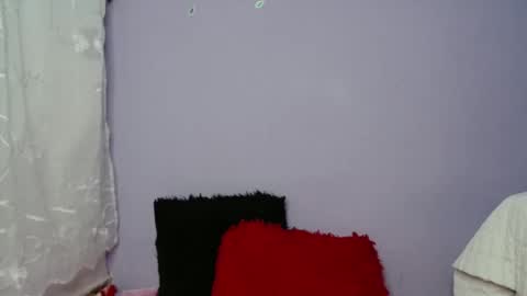 Snapshot of lauracb_ chatting on January 1, 5:01 am lauracb          online show from January 1, 5:01 am